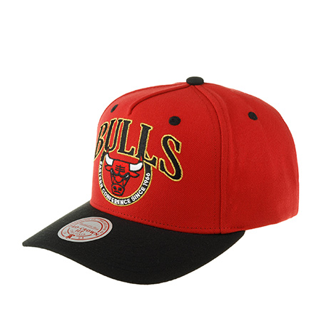 Бейсболка MITCHELL NESS арт. HP8180-CBURED1 Chicago Bulls NBA (красный / черный)