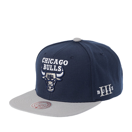 Бейсболка MITCHELL NESS арт. HS6746-CBUNYGY Chicago Bulls NBA (темно-синий / серый)