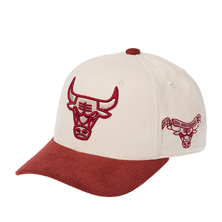Бейсболка MITCHELL NESS арт. HP16223-CBUOFWH Chicago Bulls NBA (кремовый / красный)