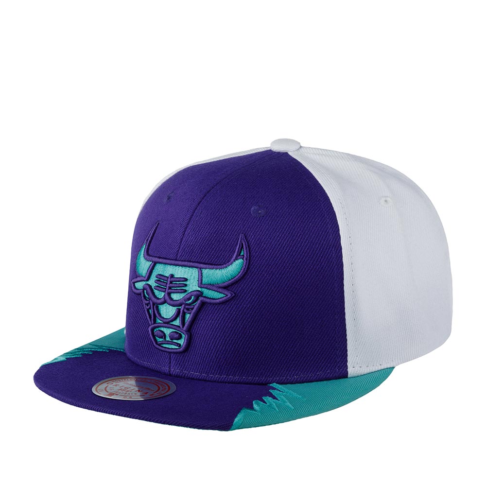 Бейсболка MITCHELL NESS арт. HHSS1102-CBUYYPPPPURP Chicago Bulls NBA (фиолетовый / белый)