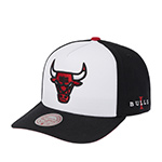 Бейсболка MITCHELL NESS арт. HP13210-CBUWHRD Chicago Bulls NBA (черный / белый)